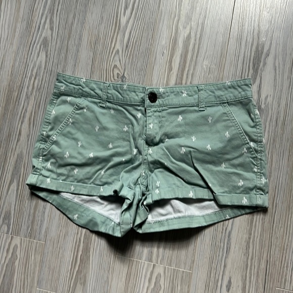 SO Pants - So Juniors mint Green and white Cactus stretch boyfriend shorts size 11